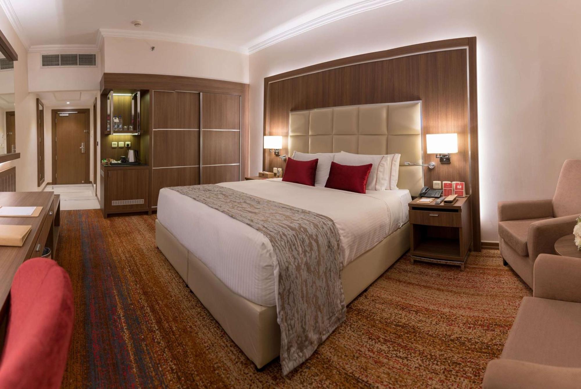Ramada By Wyndham Continental Hotel 3*